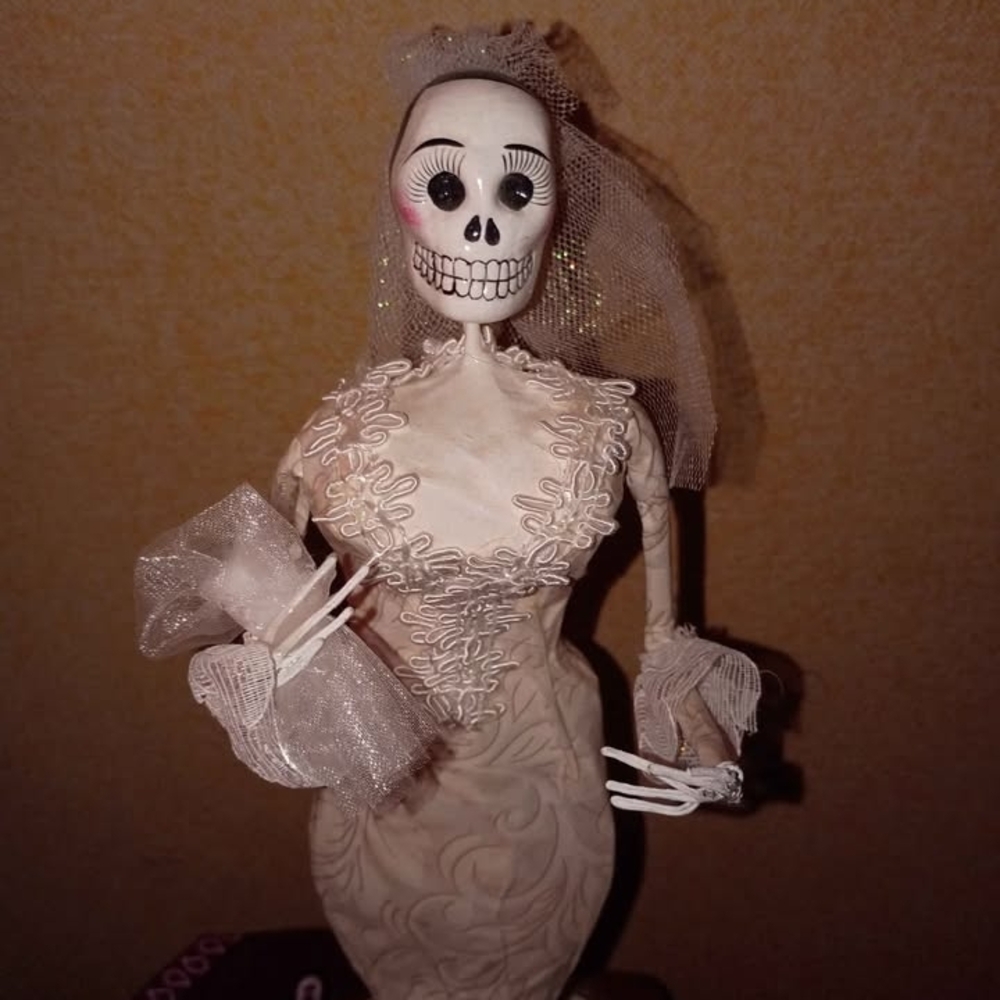 Elegant Skeleton Bride Figurine - Cream